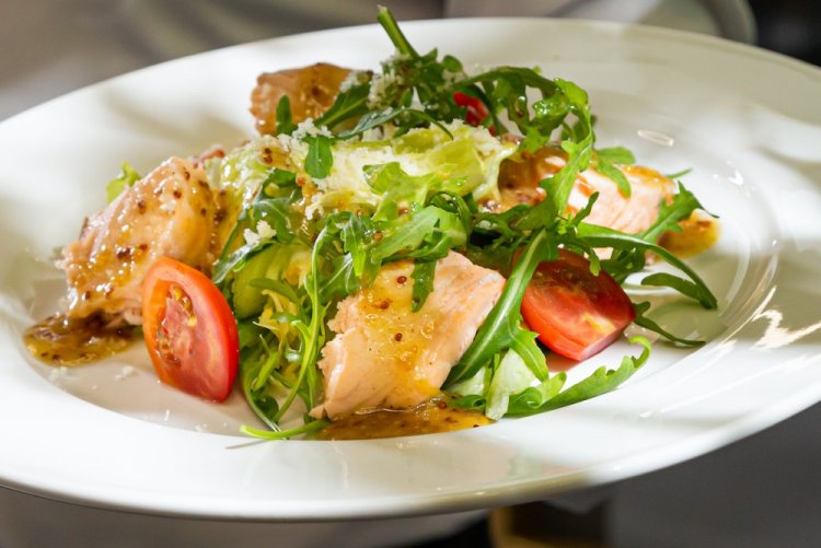 Теплый салат с лососем