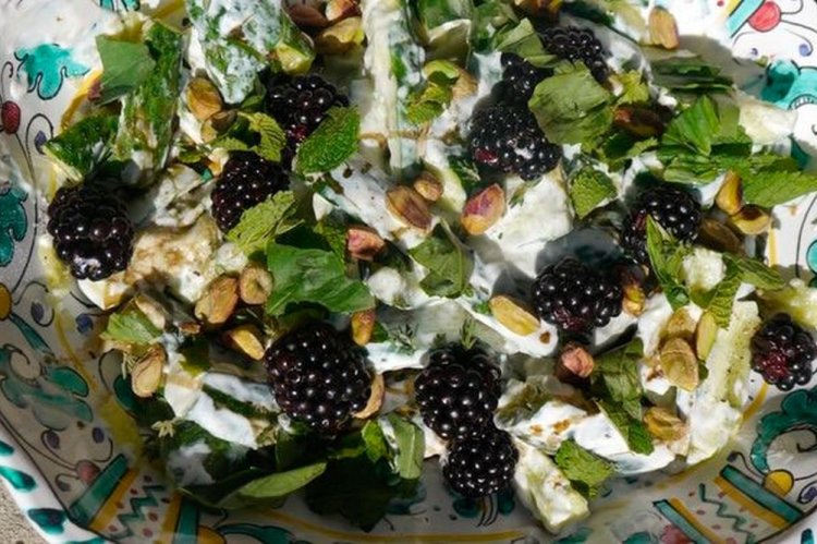 Салат с огурцами, ежевикой и фисташками
