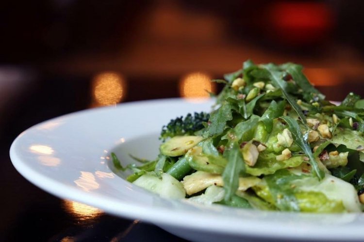 Овощной салат с фисташками