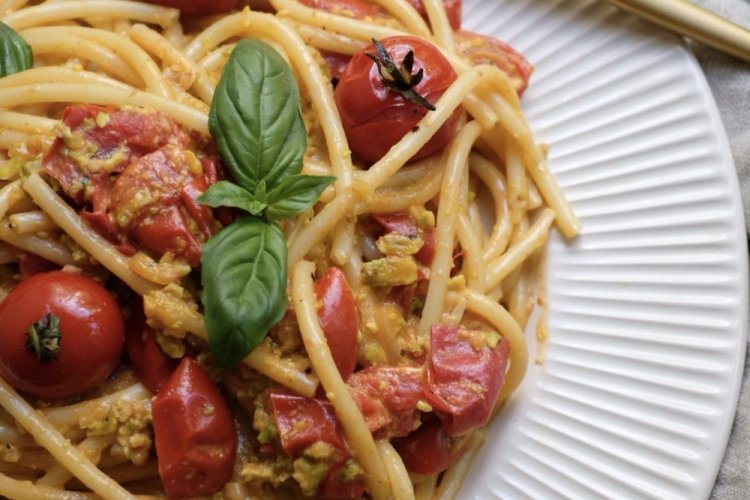 Паста с помидорами и фисташками