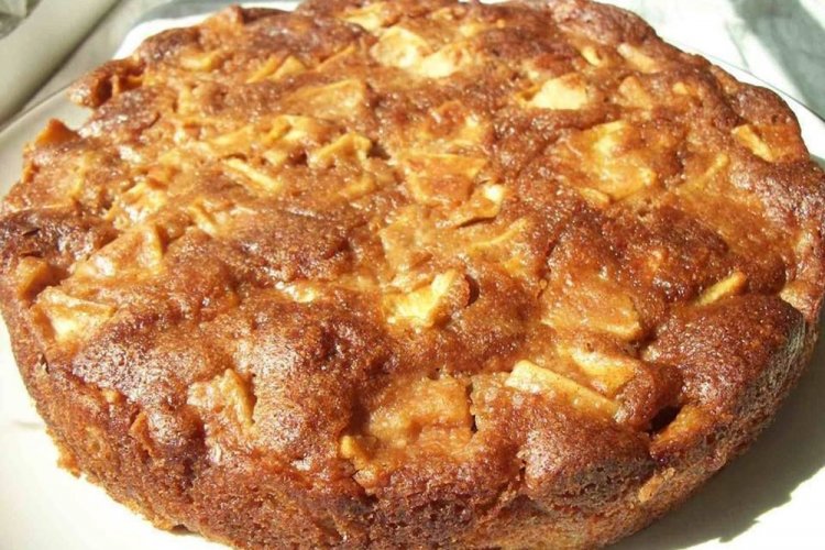 Медовик с яблоками