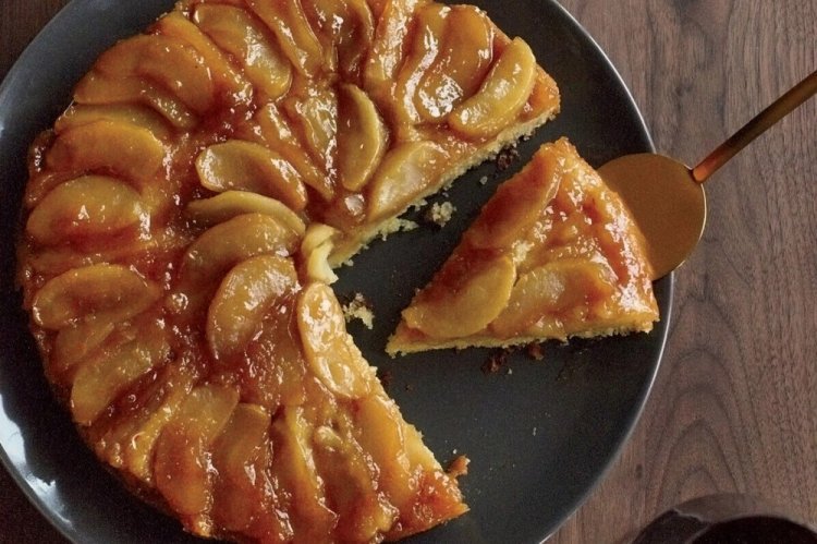 Слоеный пирог-перевертыш с яблоками и карамелью