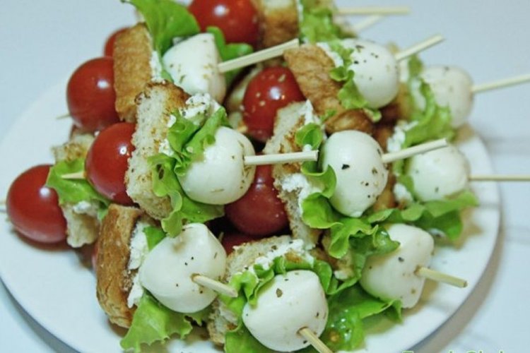 Канапе с огурцом и моцареллой