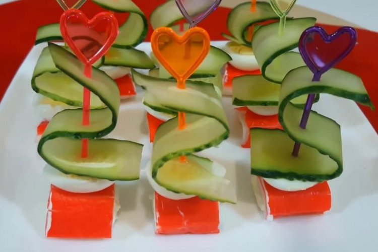 Канапе с крабовыми палочками