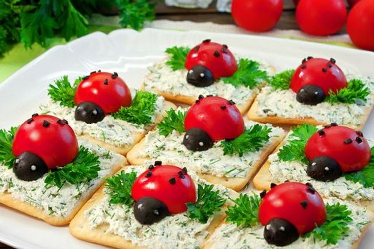 Канапе «Божьи коровки» на крекерах