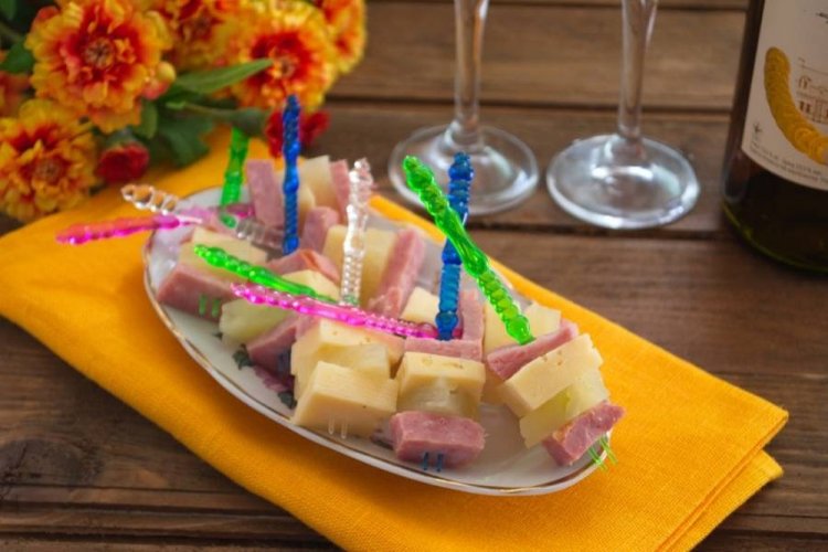 Канапе с ветчиной и консервированными ананасами