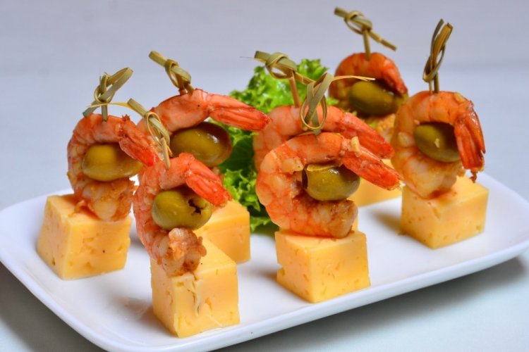 Канапе с креветками и сыром