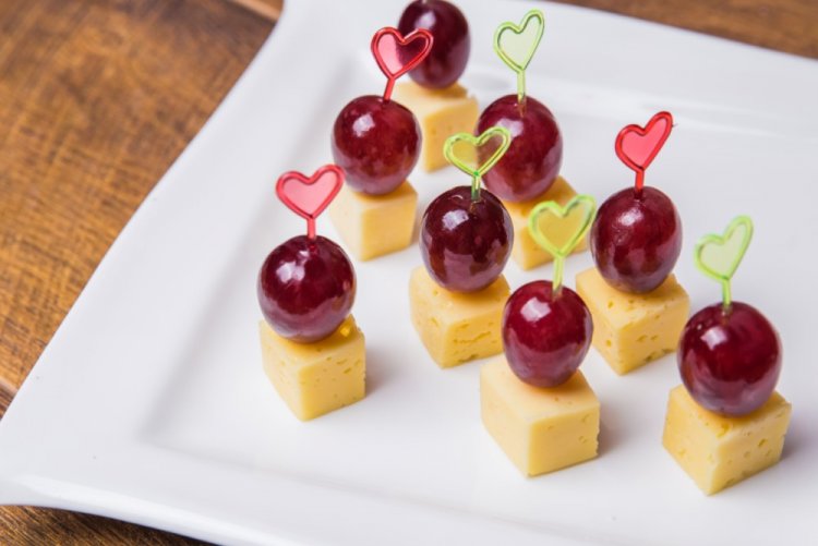 Канапе с сыром и виноградом