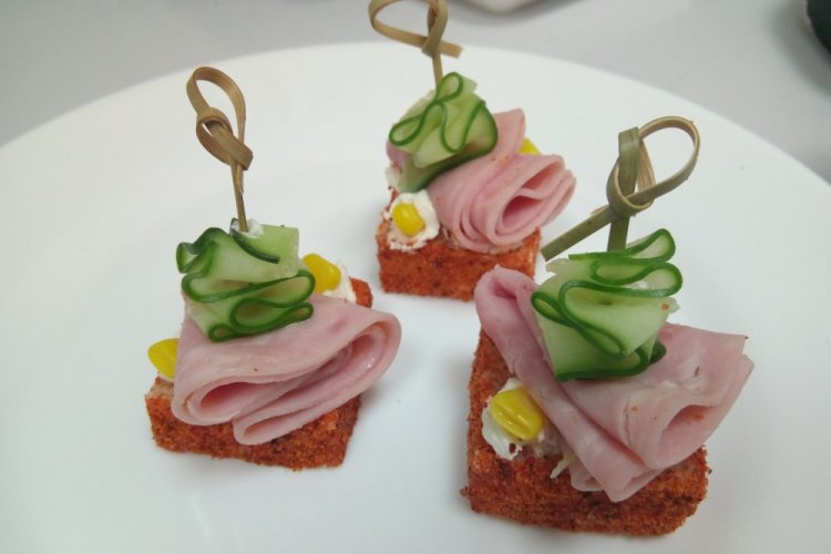 Канапе с вареной колбасой для детей