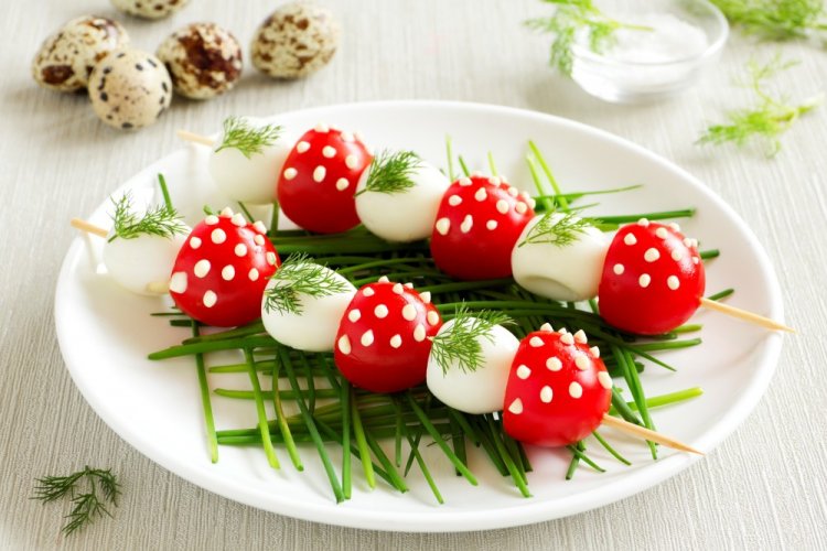 Канапе «Мухоморы» с перепелиными яйцами и помидорами