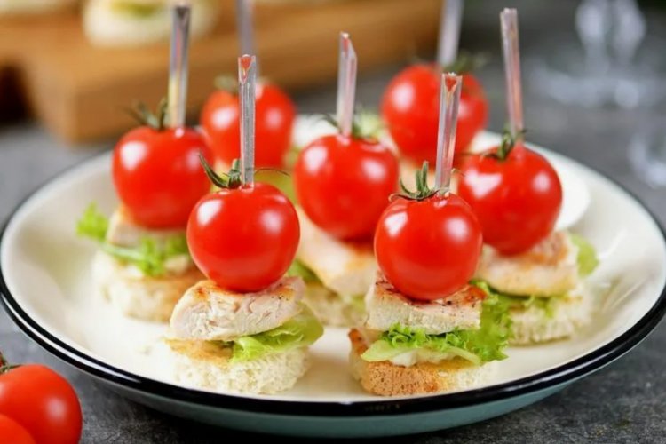 Канапе с курицей и помидорами черри для детей