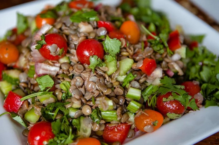 Салат с сельдереем и чечевицей