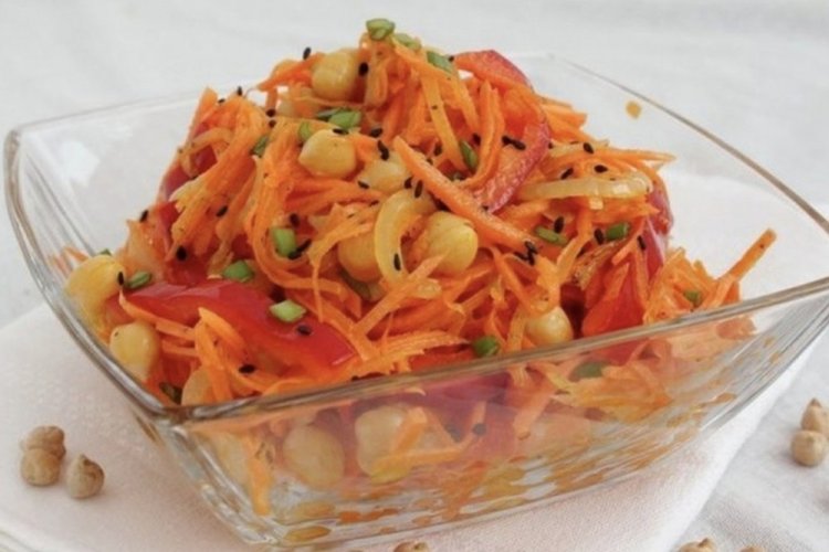 Вегетарианский салат с корейской морковью и нутом