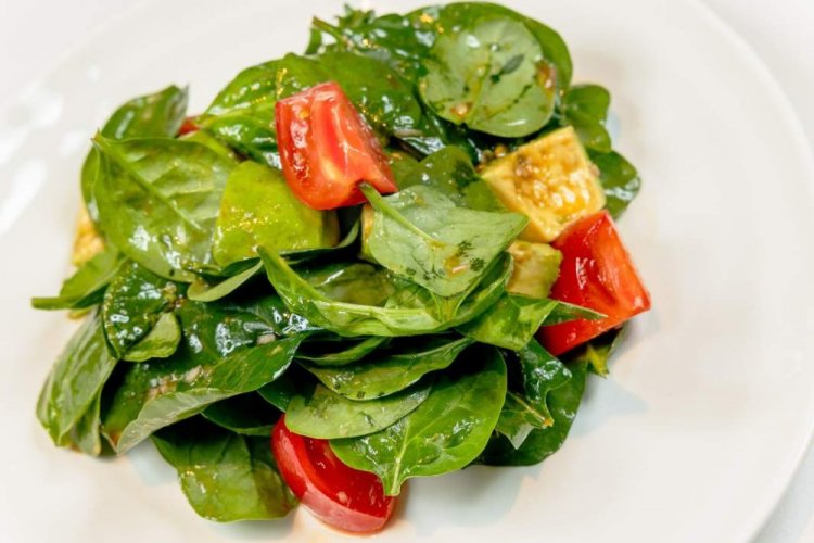 Вегетарианский салат со шпинатом