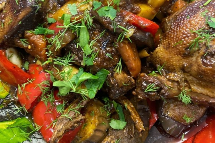 Утка с грушей и помидорами в афганском казане