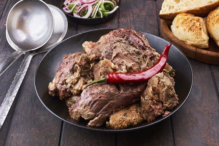 Баранина с луком в афганском казане