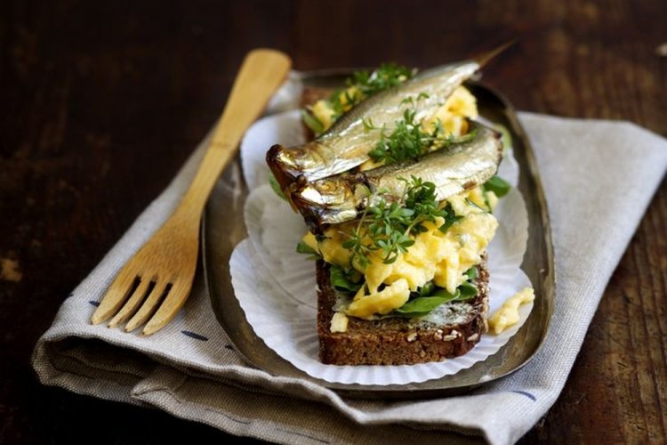 Брускетты со шпротами и жареным яйцом