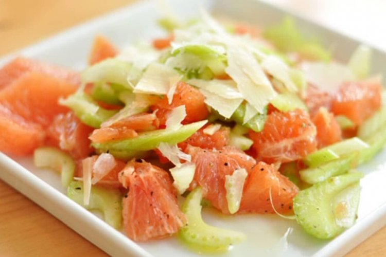 Салат с грейпфрутом и яблоками