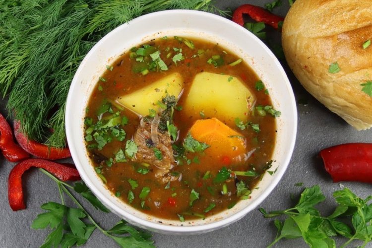 Шурпа в узбекском казане