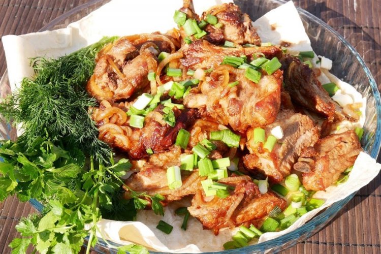 Свиные ребра с луком и яблоками в узбекском казане