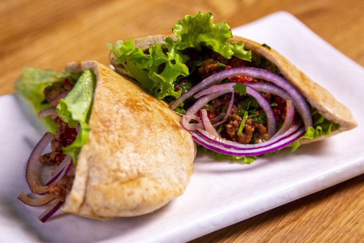 Пита с фаршем и овощами