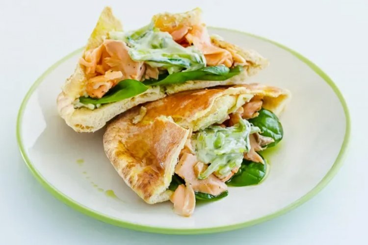 Пита с лососем и сливочным сыром