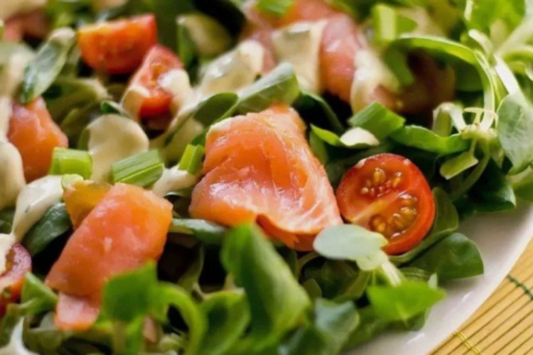 Салат с копченым лососем и моцареллой