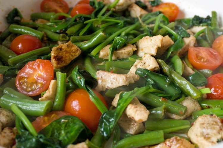 Кето-салат с курицей и стручковой фасолью