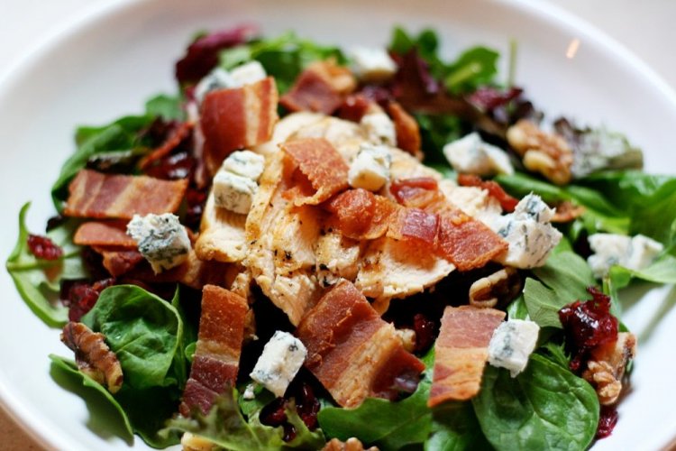 Салат с курицей и голубым сыром