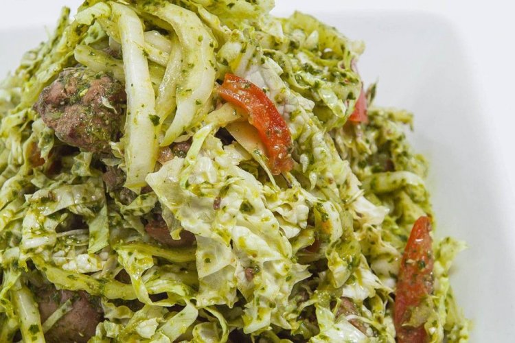 Кето-салат с печенью, авокадо и вялеными помидорами