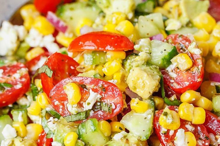 Кето-салат с авокадо и вареной кукурузой