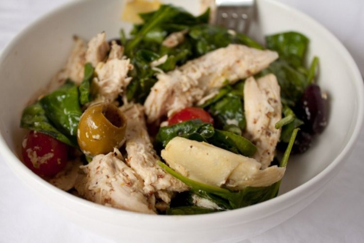 Салат с курицей, артишоками и пармезаном
