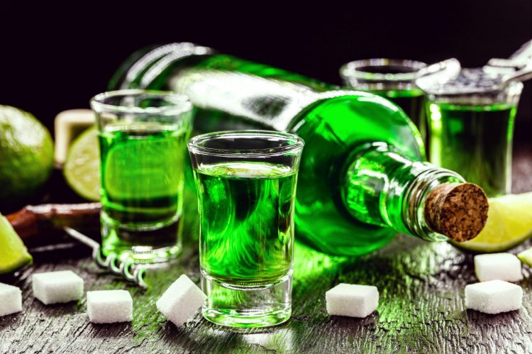 С чем пьют абсент: как правильно смешивать и какую закуску выбрать