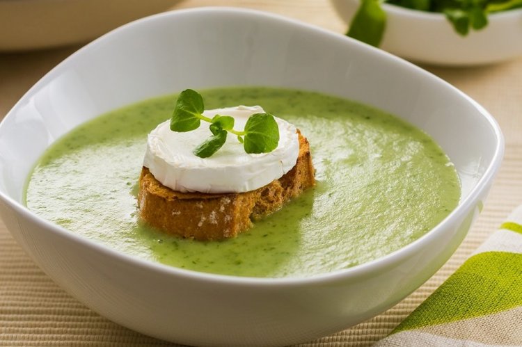 Йогуртовый крем-суп из кресс-салата и сельдерея