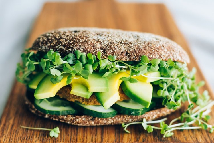 Сэндвич с огурцом и кресс-салатом