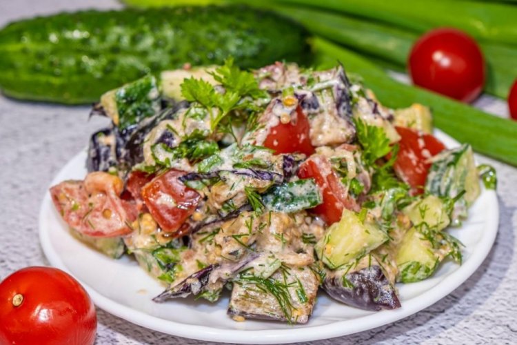 Салат с баклажанами и кресс-салатом