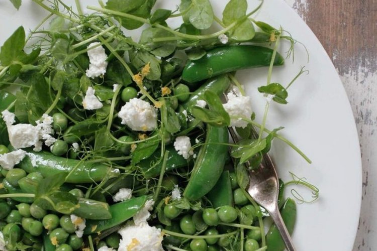 Салат с зеленым горошком, кресс-салатом и козьим сыром