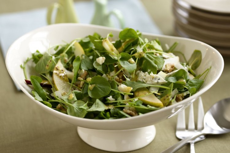 Зеленый салат с грушей и мягким сыром
