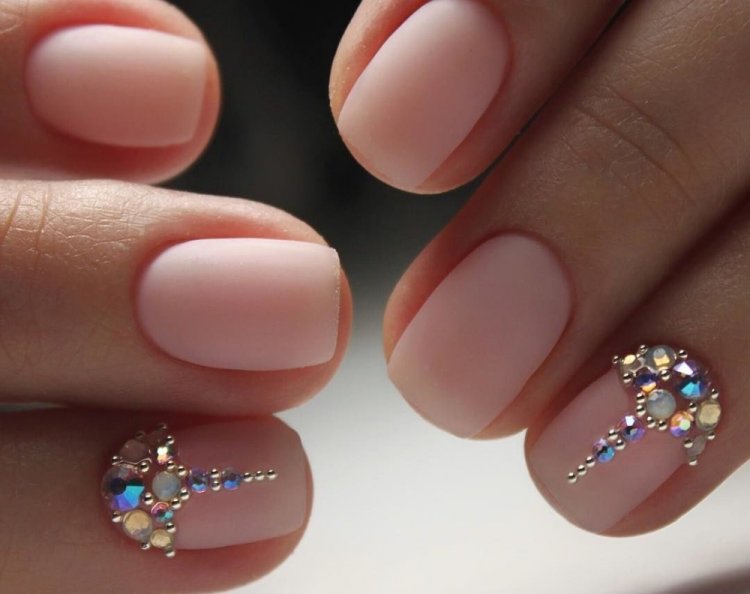 Стразы и бусины