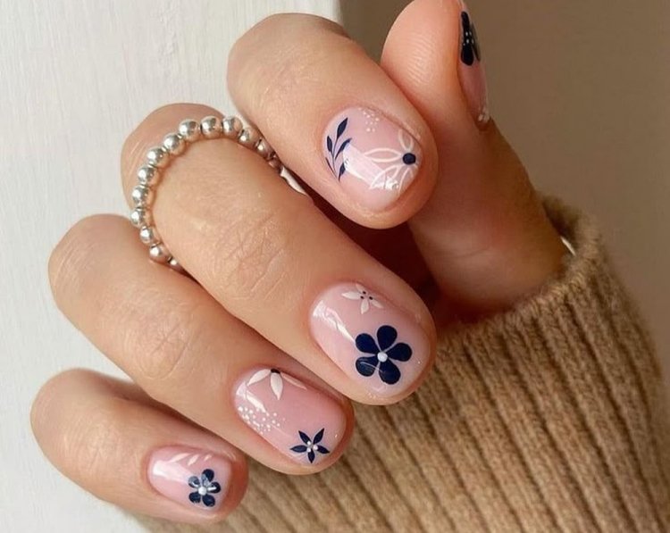 Цветочные мотивы на ногтях