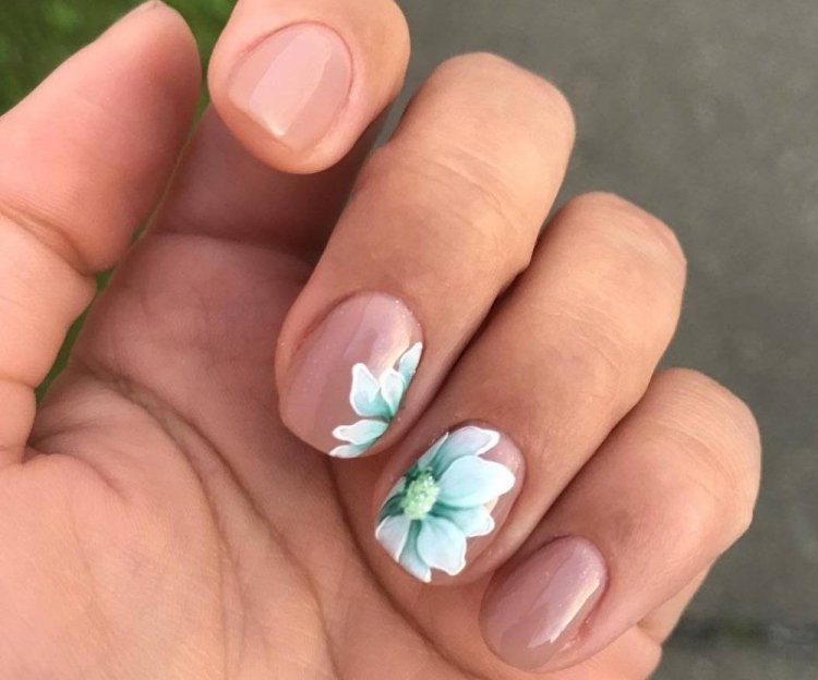 Цветочные мотивы на ногтях
