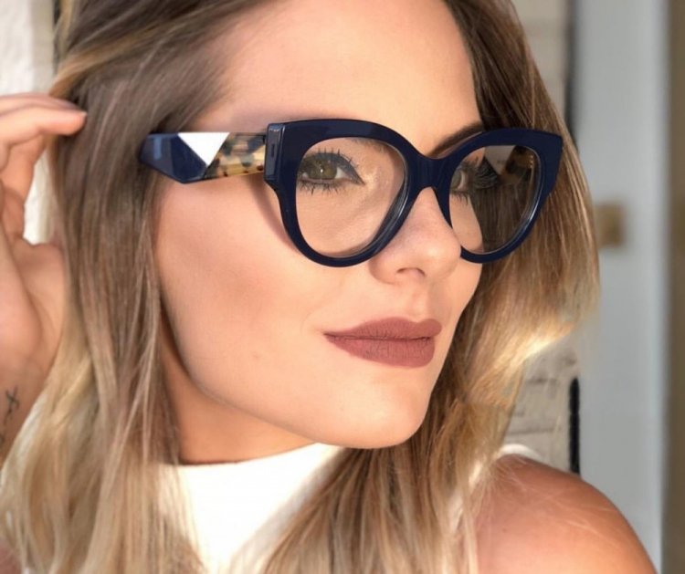 Очки в толстой оправе