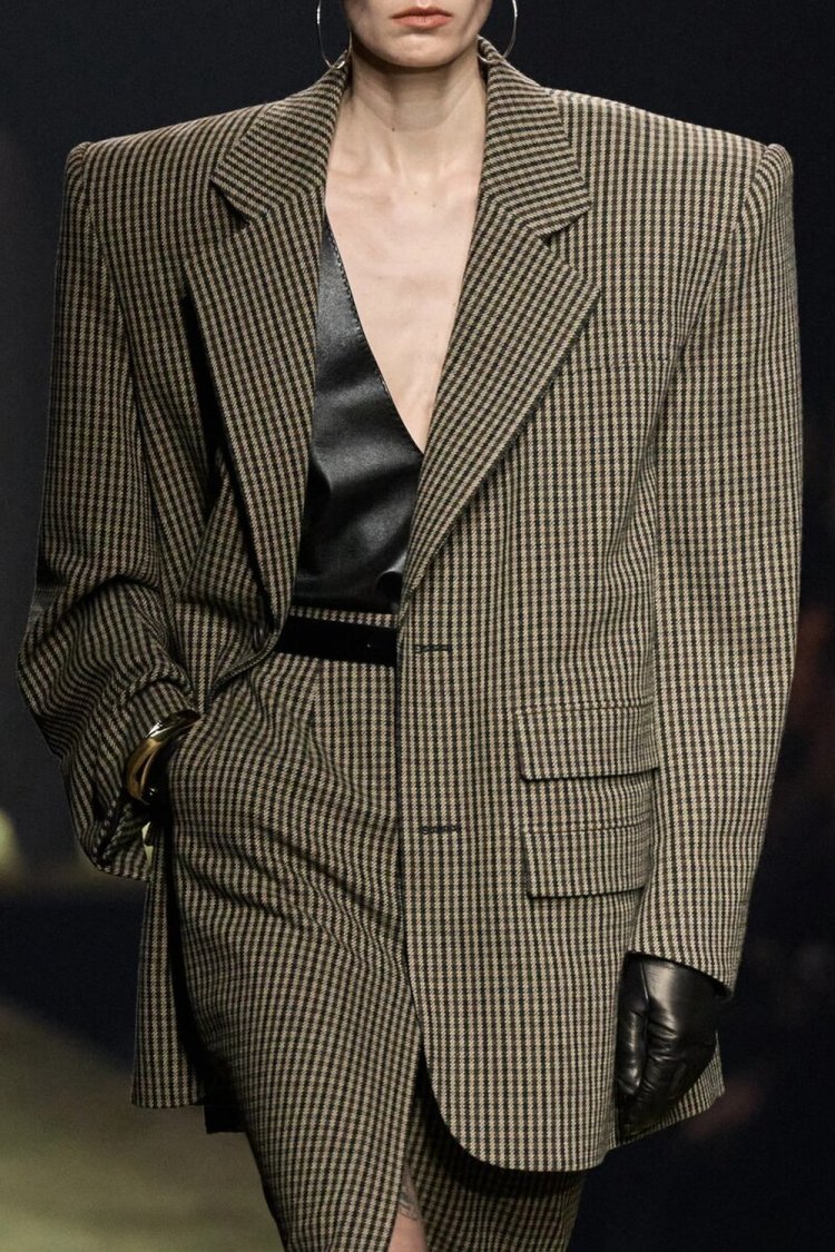 Массивные плечи