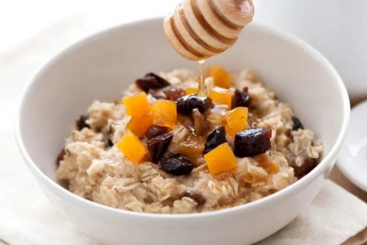 Овсянка со сгущенкой и сухофруктами