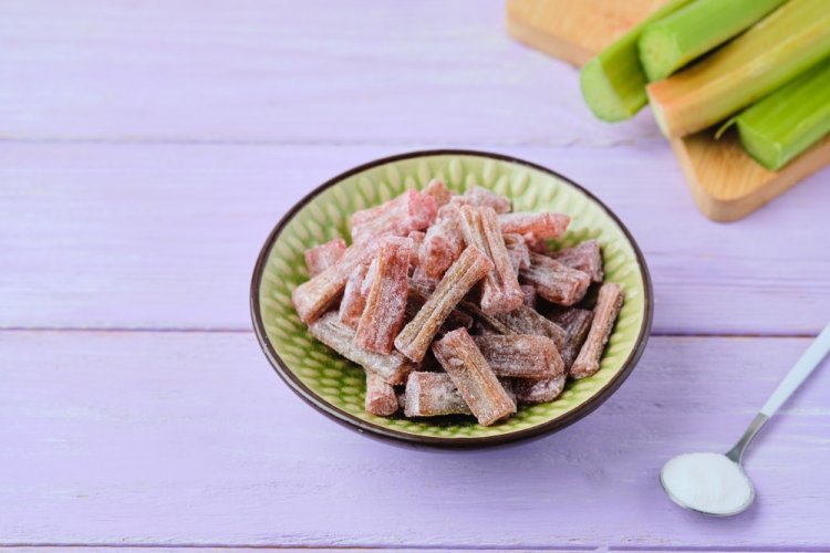 Цукаты из ревеня в сахаре