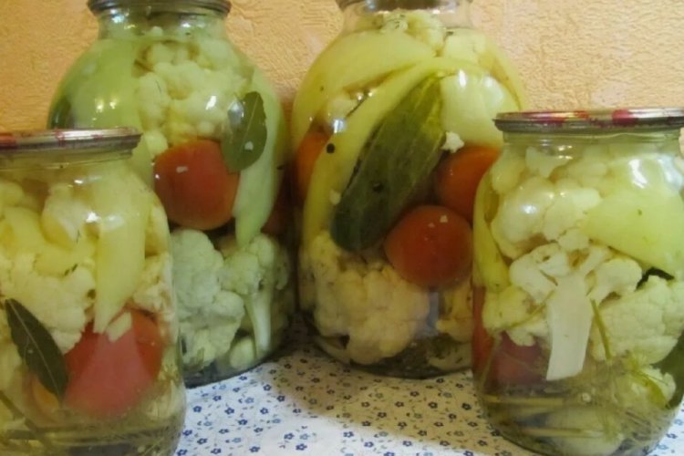 Овощное ассорти с цветной капустой на зиму