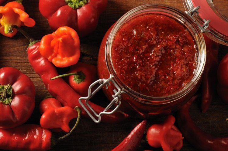 Аджика из болгарского перца с чесноком и зеленью