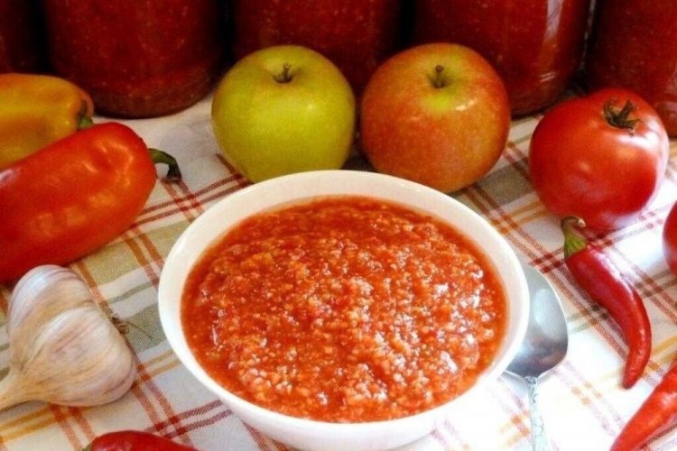 Аджика из болгарского перца с яблоками на зиму