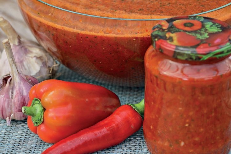 Сырая аджика из болгарского перца
