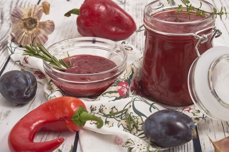 Аджика из болгарского перца со сливой